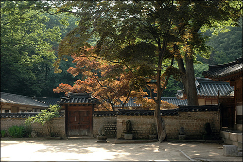 사대부 저택처럼 지은 연경당 역시 전통 건축의 교과서와 같은 존재다. 